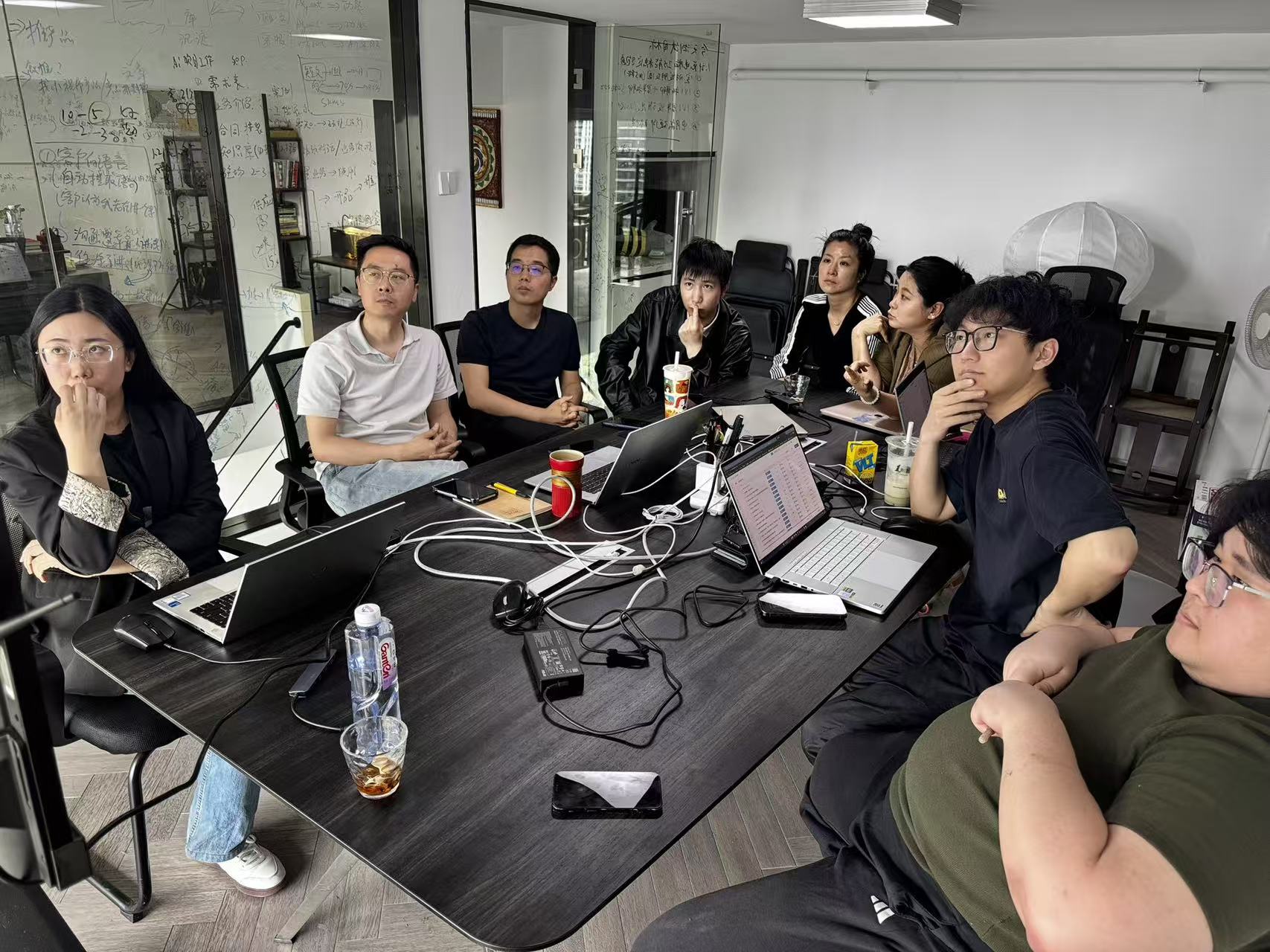 行业专家与 FDE 团队共同进行方案评审